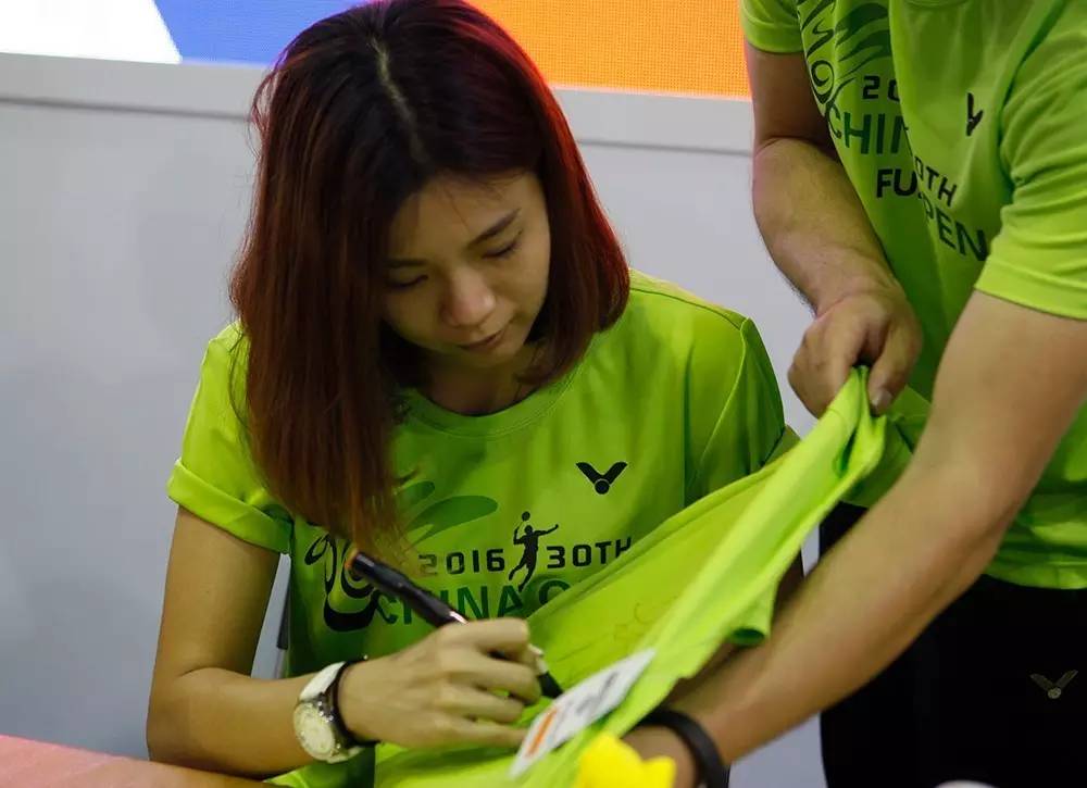 包含马来西亚羽毛球队力克法国羽毛球队，辛杜制霸全场的词条