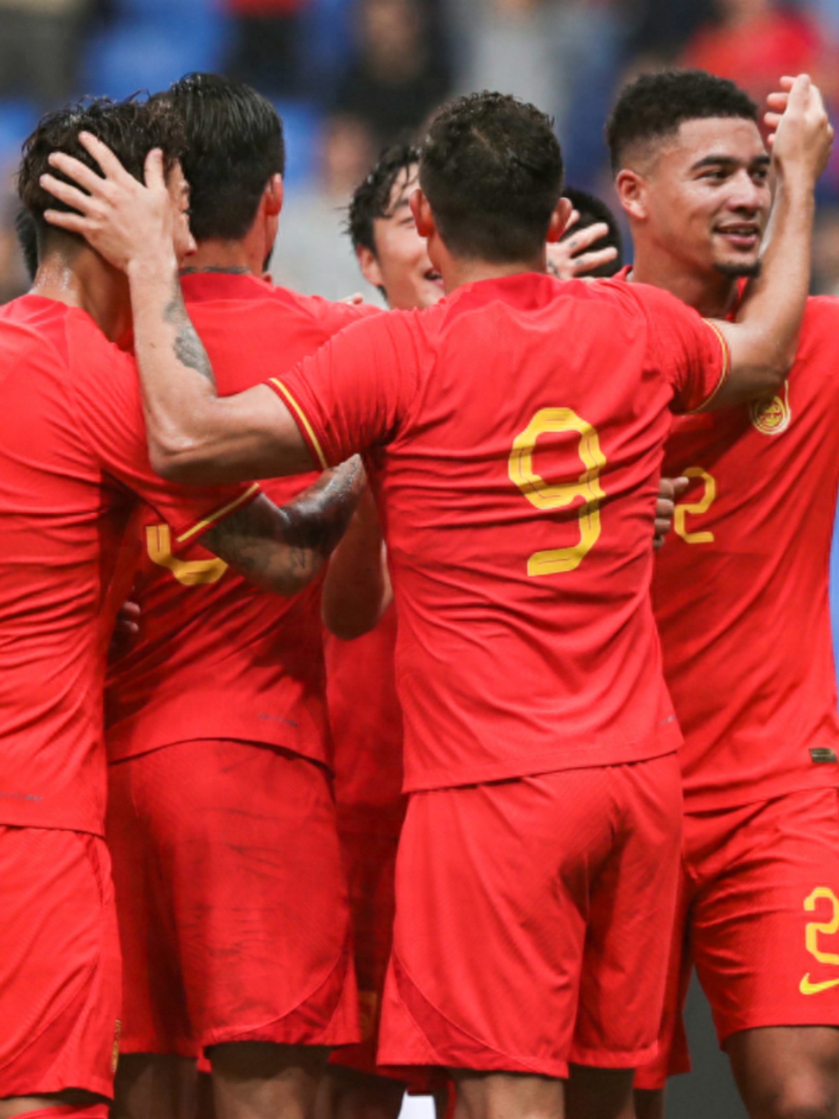 球队在比赛中展现出非凡实力，赢得观众喝彩