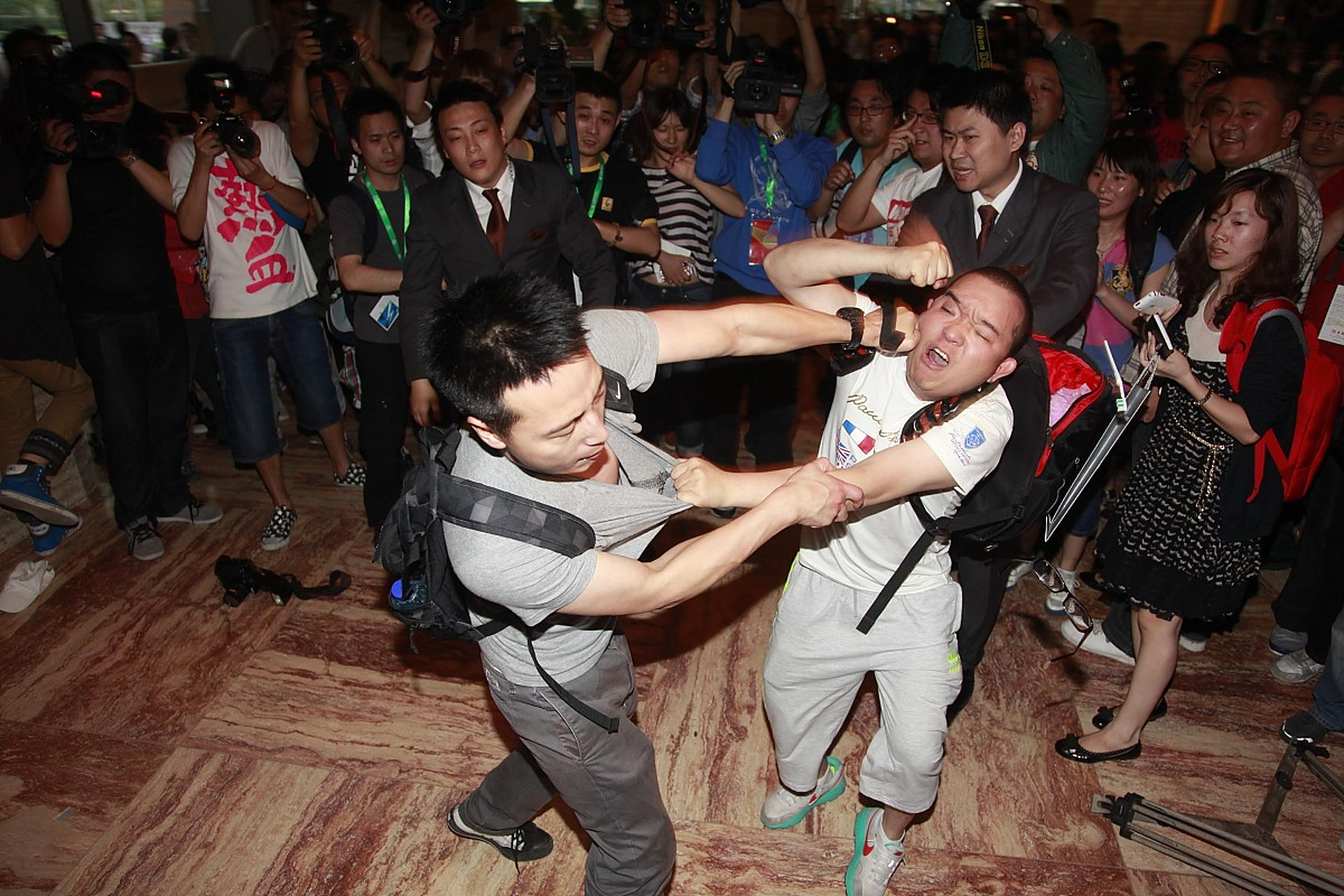 双方互不相让，场面紧张激烈