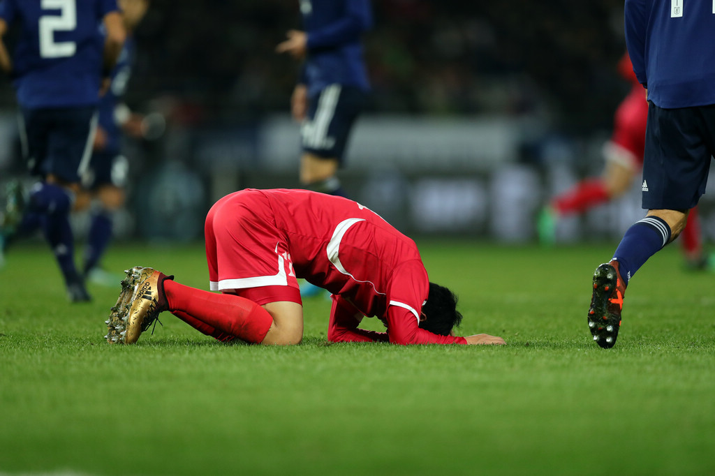 双方互不相让，场面紧张激烈