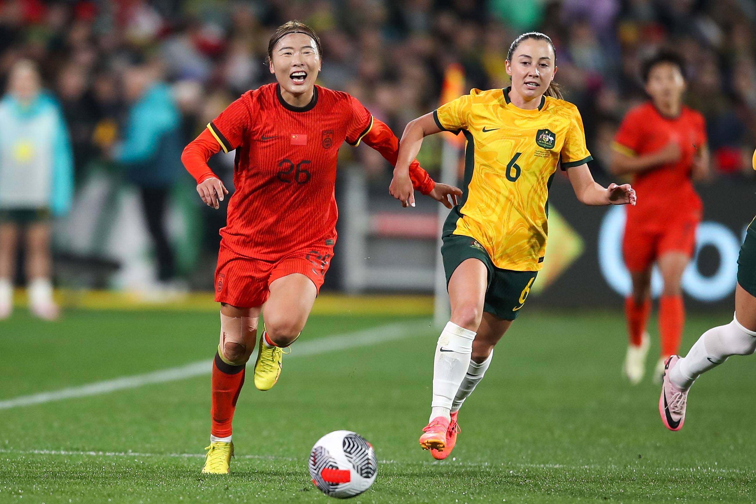 包含澳大利亚队笑对竞争推动女足前方进展的词条