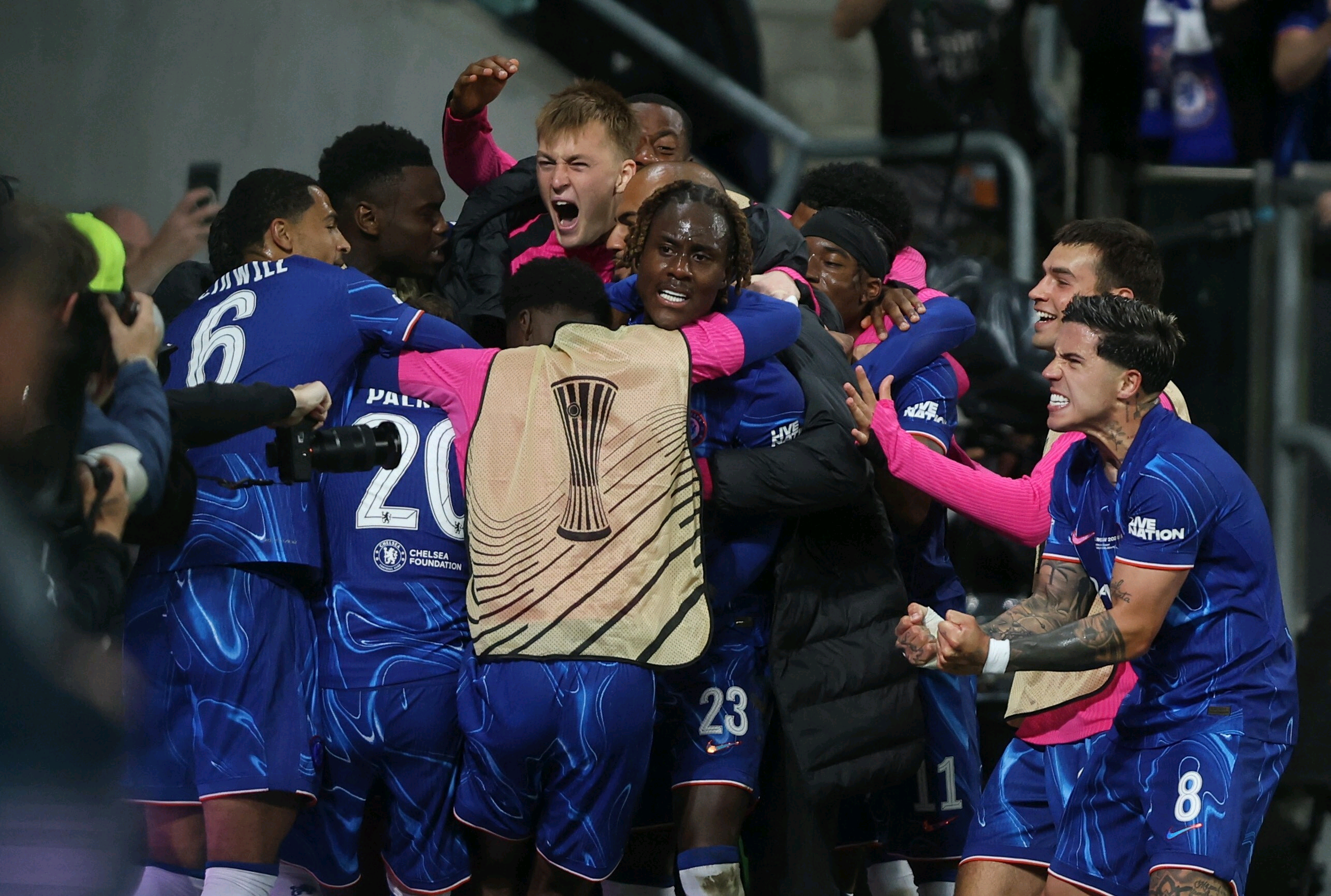 欧预赛赛场上每一次对决都引来无数掌声