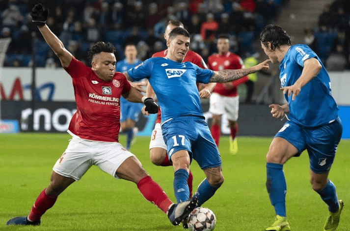 包含奥格斯堡客场战平对手，保持不败纪录的词条