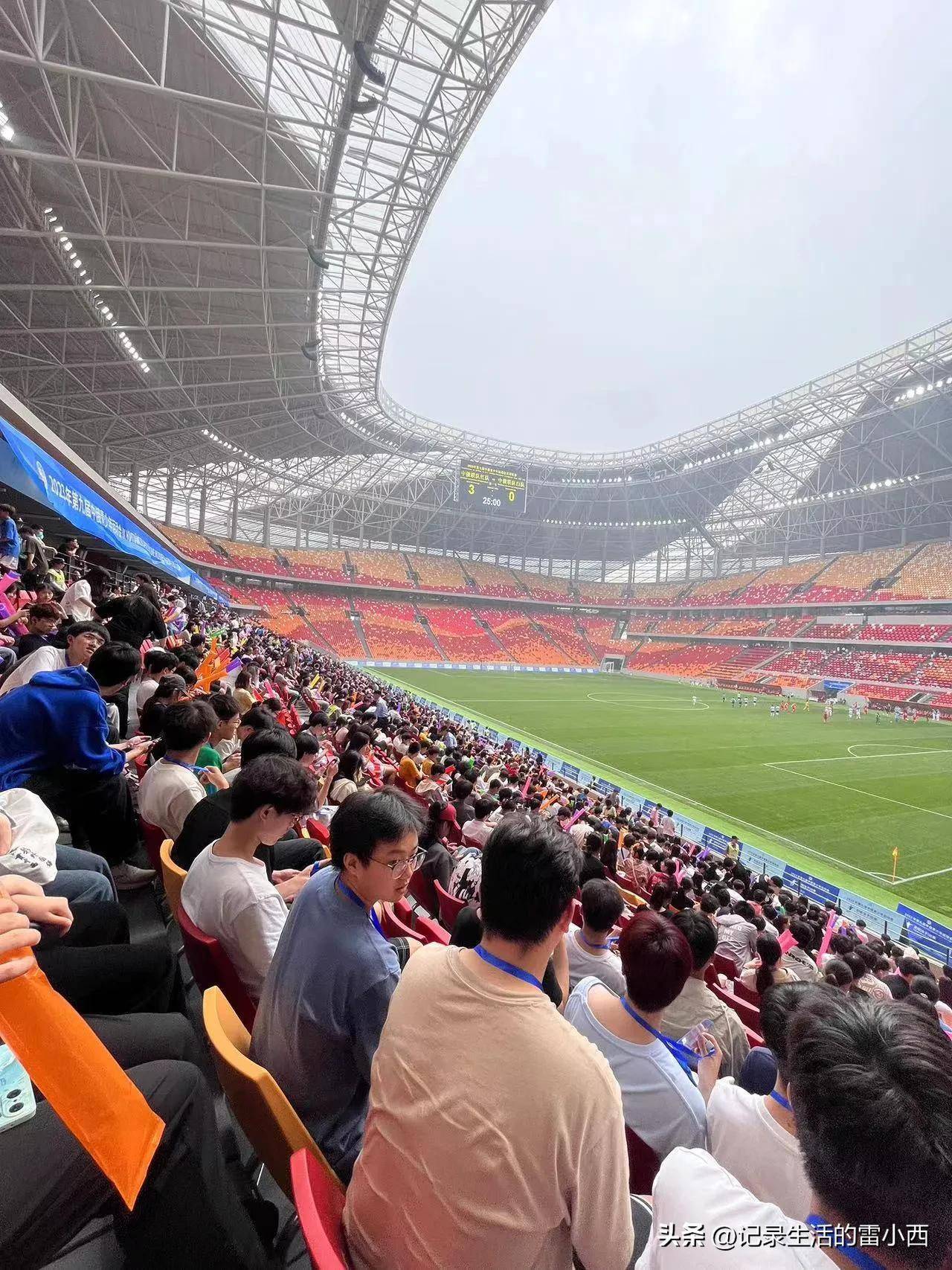 足球场上的精彩瞬间引发观众欢呼 足球场上的精彩瞬间引发观众欢呼