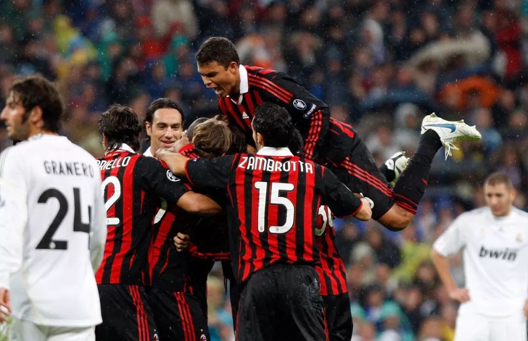 包含塞维利亚横扫AC米兰，蒂亚戈刷新纪录的词条