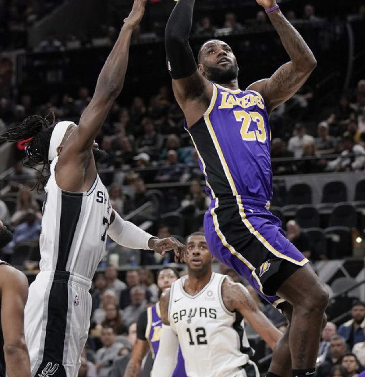 马刺鏖战国王，布拉德利送出助攻